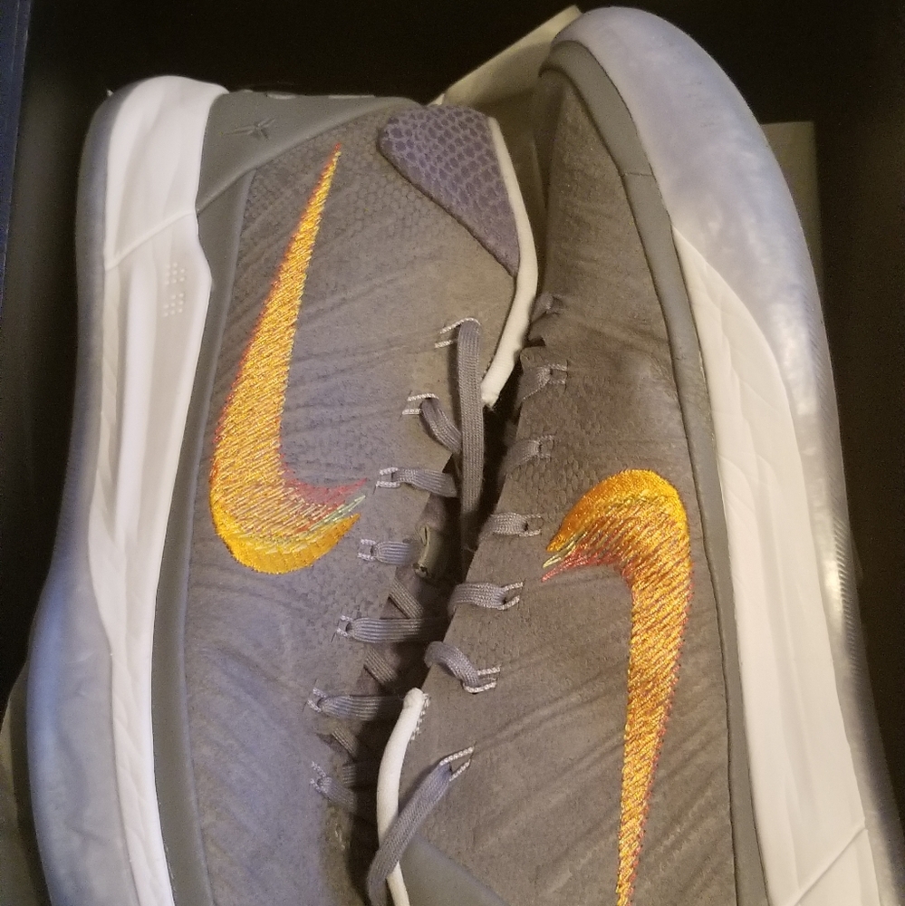 Kobe ad mid size 13